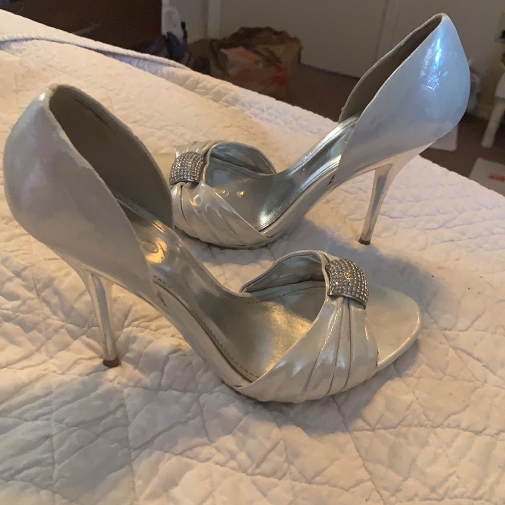 Silvery white Stilettos from Aldo size 7.5-8 - Picture 2 of 4